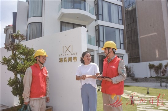 莆田供电公司工作人员主动接民宿用电需求。朱玉森　摄