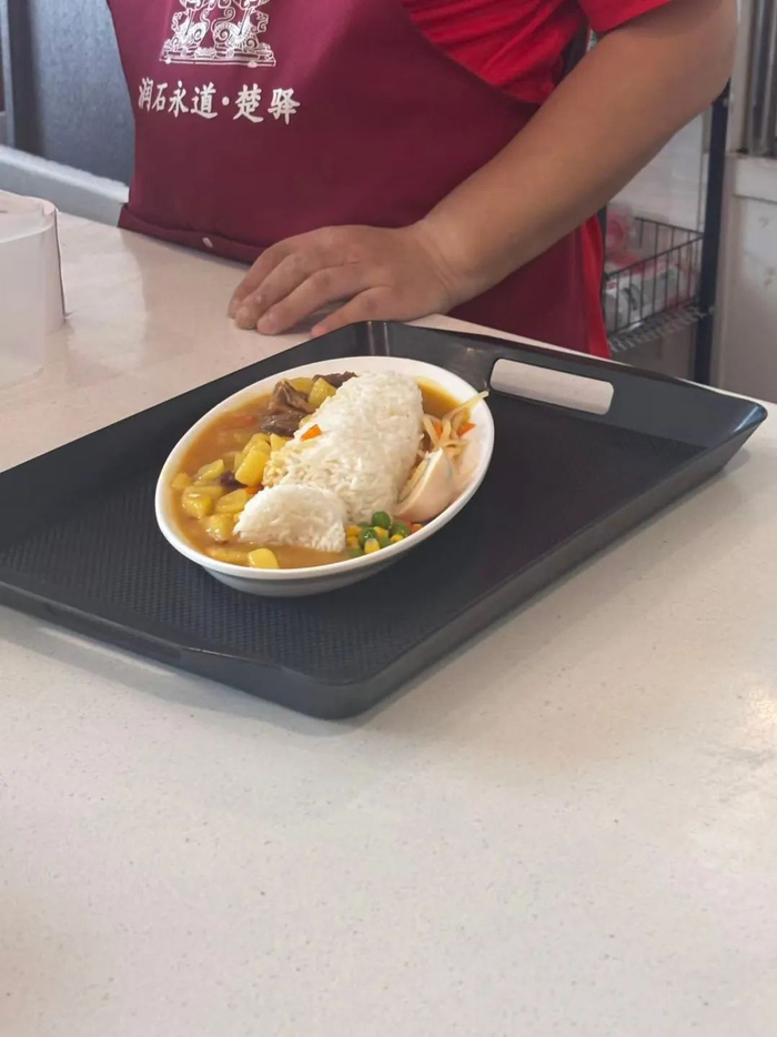餐厅正在出餐。图/九派新闻 蔡晓萱