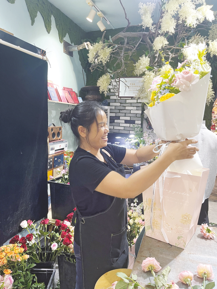     一鲜花门店工作人员正在打包鲜花。    本报实习生冼美图 摄