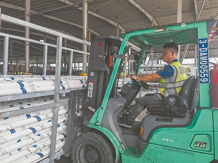 濱岐社區居民黃亨興通過(guò)就業(yè)驛站在家附近找到了開(kāi)叉車(chē)的工作。趙文娟 攝