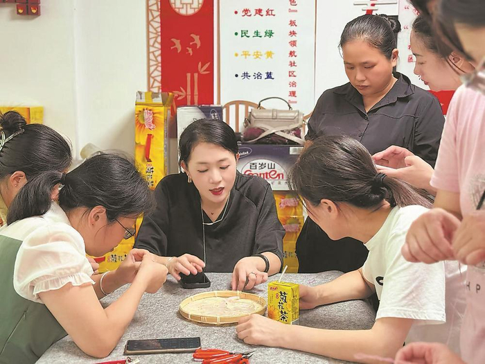 羅源縣“巧指匠心”勞務(wù)品牌幫助寶媽實(shí)現在家靈活就業(yè)。(受訪(fǎng)者供圖)