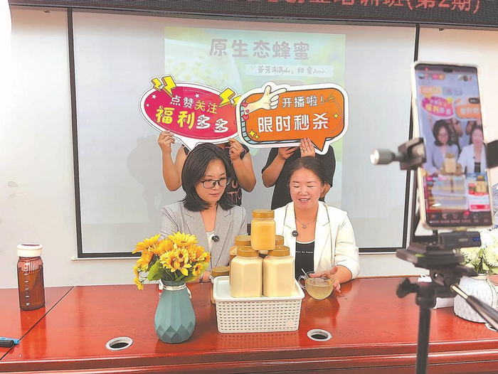 在羅源縣馬蘭花網(wǎng)絡(luò )創(chuàng  )業(yè)培訓班上,學(xué)員正在演練“直播帶貨”。(受訪(fǎng)者供圖)