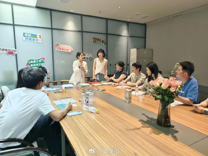 近日，在一场由团济南市历下区委等部门组织的交友活动中，青年们在游戏中放开自我。齐鲁晚报·齐鲁壹点记者 范佳 摄