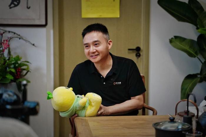 淘云科技董事长刘庆升手捧“一号产品”魔法呱呱