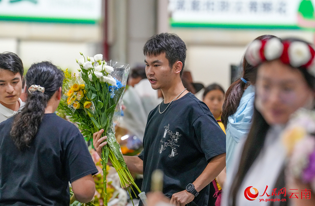 8月28日下午，市民在斗南花市选购鲜花。人民网记者 虎遵会摄
