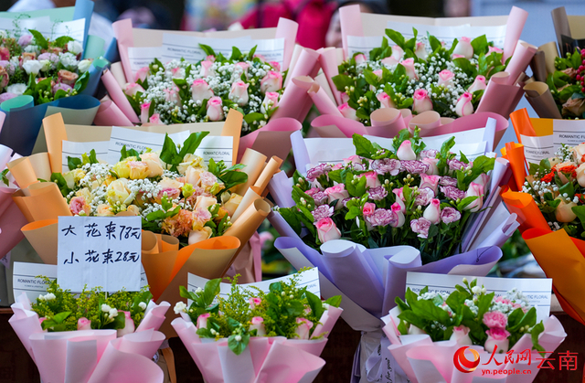 8月28日下午，斗南花市上销售的鲜花。人民网记者 虎遵会摄