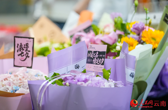 8月28日下午，斗南花市上销售的鲜花。人民网记者 虎遵会摄