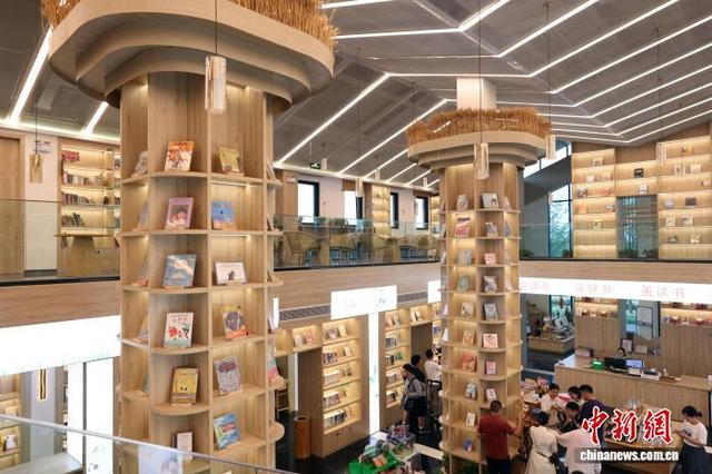 8月28日，江苏宿迁，宿城区蔡集镇牛角村欢乐田园度假区内面向游客和村民免费开放的书屋颇具特色。中新社记者 泱波 摄 