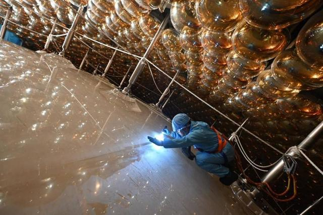 中心探测器内部的有机玻璃球及光电倍增管。图源中国科学院高能物理研究所