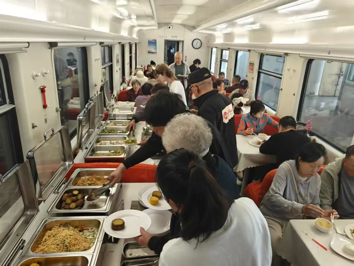 旅客在K128/125次列车上吃自助餐。图/中国铁路沈阳局集团有限公司长春客运段