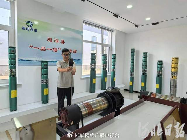邯郸市润田泵业有限公司董事长郝建利调整手机支架，准备直播推介水泵。河北日报记者刘剑英摄