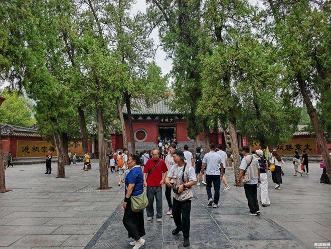 游客表示少林寺的商业气息淡了