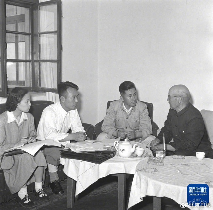 1956年，在最高人民法院特别军事法庭审判日本战犯过程中，辩护律师会见被告人柏叶勇一（右）。 新华社记者 邹健东摄