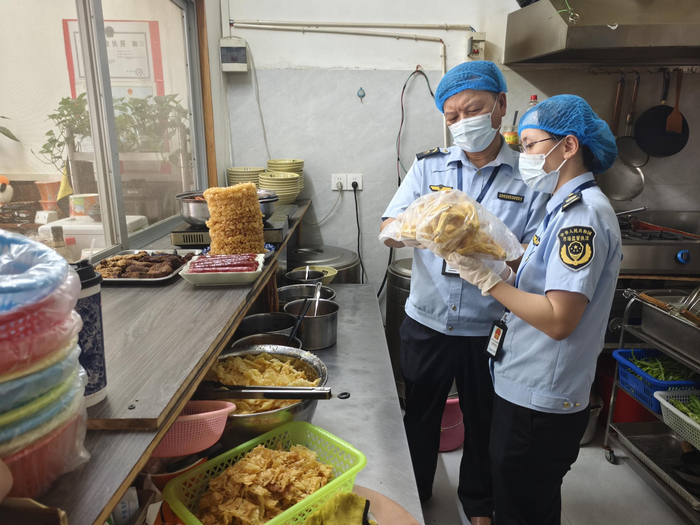 执法人员检查当地螺蛳粉店的食材。鹿寨县市场监管局供图