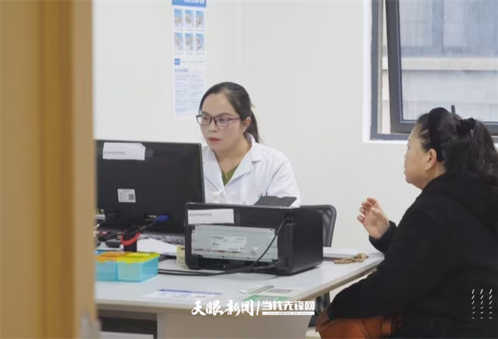 贵阳市第六医院老年医学科神经内科主任张良芬接诊