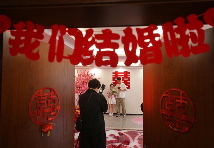 一对新人领证后拍照留念。新京报记者 王贵彬 摄