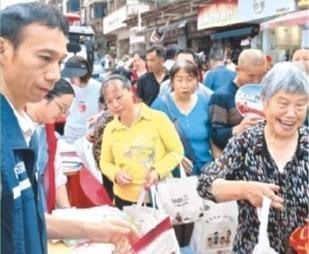 凯里市炉山镇基层干部在进行政策宣传。（受访者供图）