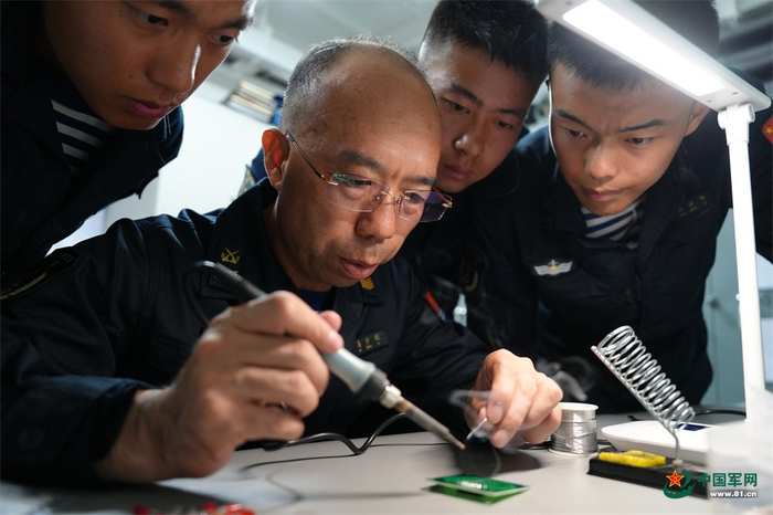 　　马少利带领战友学习技能。张思晗 摄