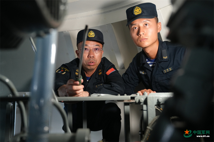 　　马少利为班员讲述排故要点。刘嘉 摄