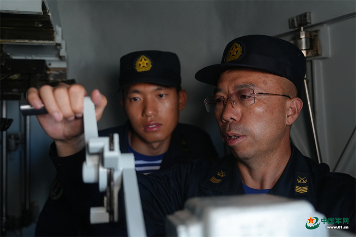 　　装备讲解。张思晗 摄