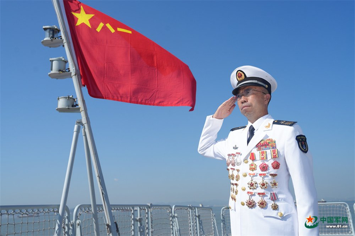 　　马少利向军旗敬礼。张思晗 摄