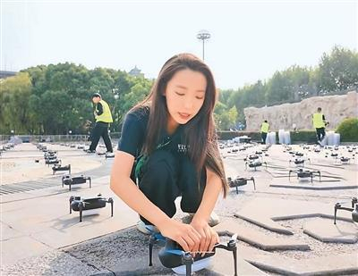  刘佳昕在为无人机安装电池。受访者供图