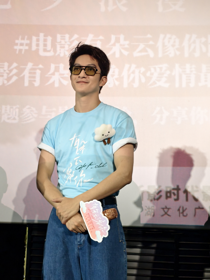 屈楚萧任保秋/摄