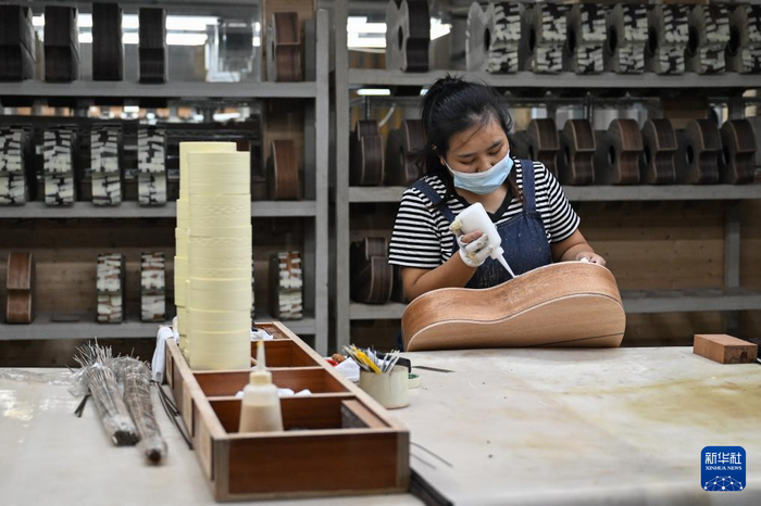 8月28日，在湖北省松滋市一家吉他企業(yè)生產(chǎn)車(chē)間，工人在制作吉他。新華社記者 杜子璇 攝