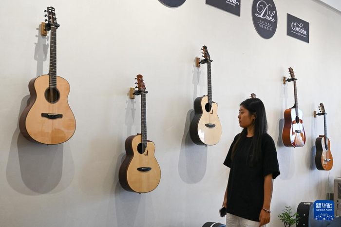 8月28日，參觀(guān)者在湖北省松滋市一家吉他企業(yè)展廳參觀(guān)吉他成品。新華社記者 杜子璇 攝