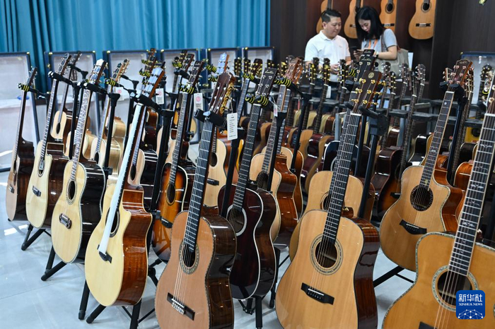 8月28日，參觀(guān)者在湖北省松滋市一家吉他企業(yè)參觀(guān)吉他成品。新華社記者 杜子璇 攝