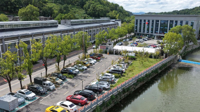 孝坪镇向外来球迷游客敞开机关院落停车位。