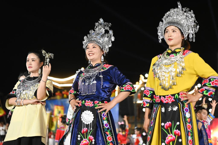 　　6月14日，贵州省松桃苗族自治县沙坝河乡村民在“村晚”舞台走秀。（谢慧芳 摄）