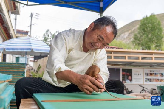 藏香制作技藝市級代表性傳承人次仁多吉在拉薩制作藏香。旦增尼瑪曲珠 攝