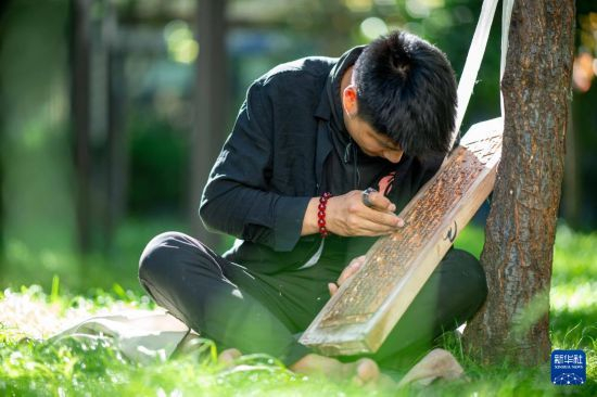 一名雕刻師在雕刻中。西藏雪巴康雕版印刷制作技藝入選西藏自治區級非物質(zhì)文化遺產(chǎn)代表性項目名錄。旦增尼瑪曲珠 攝