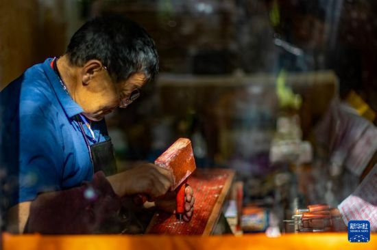 雕刻師在工作中。西藏雪巴康雕版印刷制作技藝入選西藏自治區級非物質(zhì)文化遺產(chǎn)代表性項目名錄。姜帆 攝