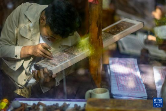 一名雕刻師在工作中。西藏雪巴康雕版印刷制作技藝入選西藏自治區級非物質(zhì)文化遺產(chǎn)代表性項目名錄。姜帆 攝