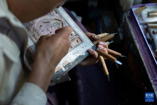 一名雕刻師在工作中。西藏傳統雕刻修復技藝入選西藏自治區級非物質(zhì)文化遺產(chǎn)代表性項目名錄。旦增尼瑪曲珠 攝