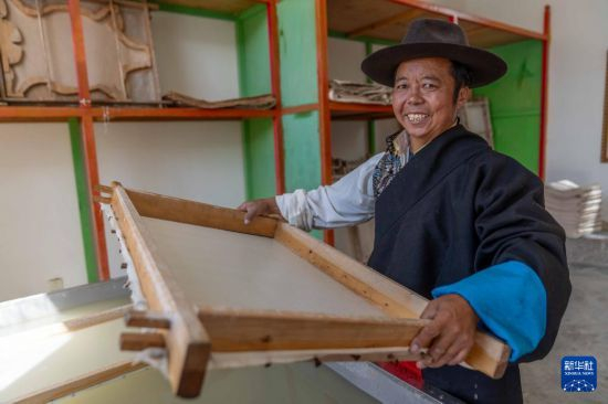 雪拉藏紙制作技藝自治區級代表性傳承人格桑旦增在制作藏紙。旦增尼瑪曲珠 攝