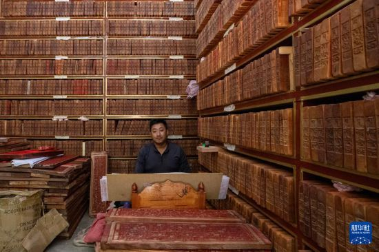 這是一名傳承西藏傳統雕刻修復技藝的雕刻師。西藏傳統雕刻修復技藝入選西藏自治區級非物質(zhì)文化遺產(chǎn)代表性項目名錄。姜帆 攝