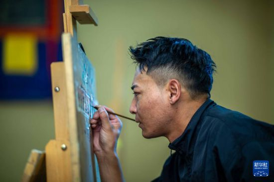 一名畫(huà)師在繪制唐卡。藏族唐卡（齊吾崗派）入選國家級非物質(zhì)文化遺產(chǎn)代表性項目名錄。西藏<strong></strong>旦增尼瑪曲珠 攝