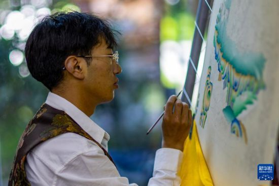 一名畫(huà)師在繪制唐卡。藏族唐卡入選國家級非物質(zhì)文化遺產(chǎn)代表性項目名錄。姜帆 攝