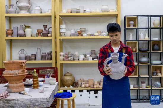 一名制陶師在欣賞自己的作品。藏族傳統泥陶雕塑制作技藝入選西藏自治區級非物質(zhì)文化遺產(chǎn)代表性項目名錄。姜帆 攝