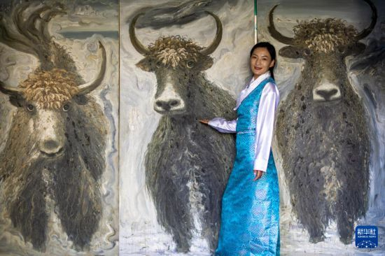 這是一名身著(zhù)拉薩服飾的姑娘。拉薩服飾入選西藏自治區級非物質(zhì)文化遺產(chǎn)代表性項目名錄。姜帆 攝