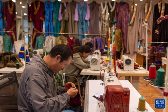 服裝師在制作拉薩服飾。拉薩服飾入選西藏自治區級非物質(zhì)文化遺產(chǎn)代表性項目名錄。旦增尼瑪曲珠 攝