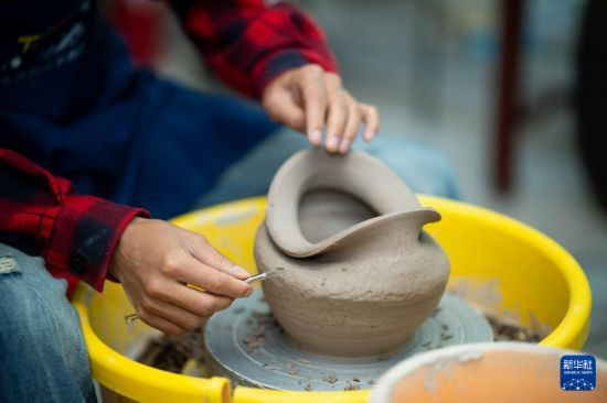 一名制陶師在制作陶器。藏族傳統泥陶雕塑制作技藝入選西藏自治區級非物質(zhì)文化遺產(chǎn)代表性項目名錄。旦增尼瑪曲珠 攝