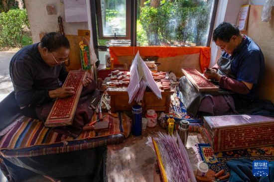 雕刻師在工作中。西藏雪巴康雕版印刷制作技藝入選西藏自治區級非物質(zhì)文化遺產(chǎn)代表性項目名錄。姜帆 攝