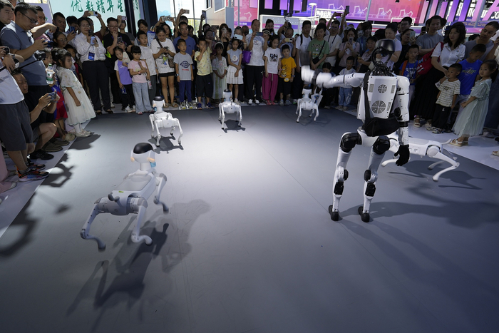 中國國際大數據產(chǎn)業(yè)博覽會(huì )前沿科技吸引群眾圍觀(guān)）