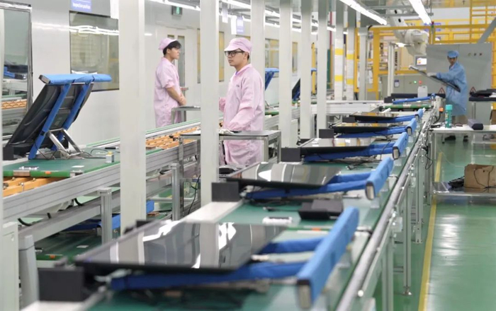 广西自贸区中马联盟数显科技有限公司厂房，一台台液晶电视正在生产。