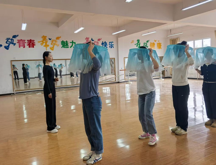 　　4月15日，龙玲（左一）在贵州省松桃苗族自治县大坪场镇进行“村晚”节目辅导。（受访者供图）