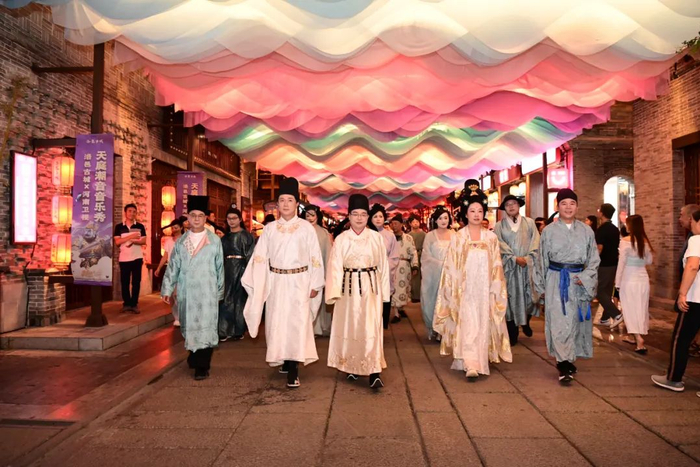 不亮身份，自掏腰包，區委書(shū)記、區長(cháng)下班后體驗漢服，了解市場(chǎng)